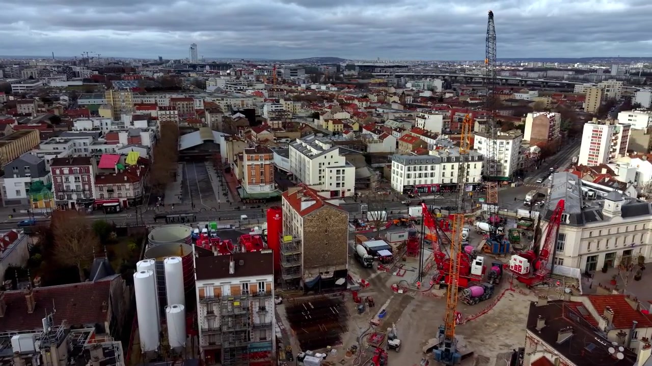Grote stedelijke bouwplaats omringd door het stadsgezicht van Parijs, Frankrijk. Panoramisch luchtoverzicht met drone