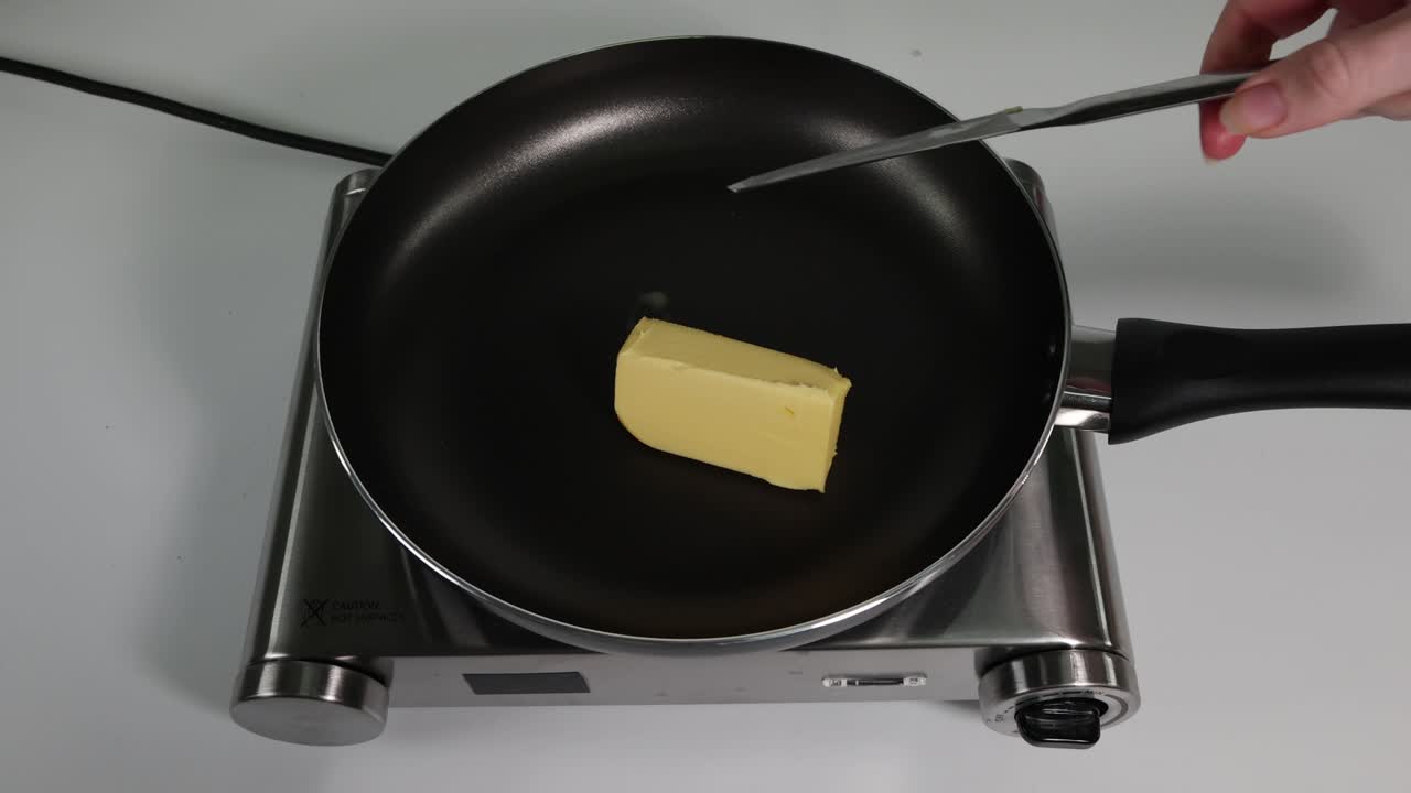 버터가 녹고 비에서 거품이 아집니다.