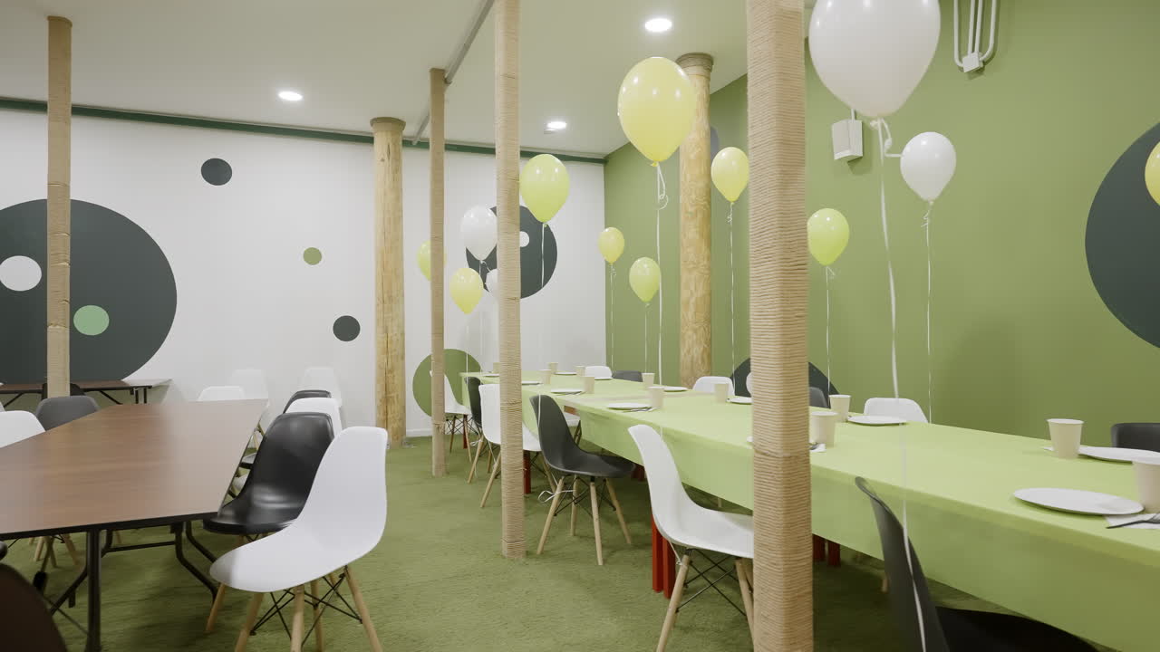 fiesta de cumpleaños de un niño en un restaurante de la zona de juegos