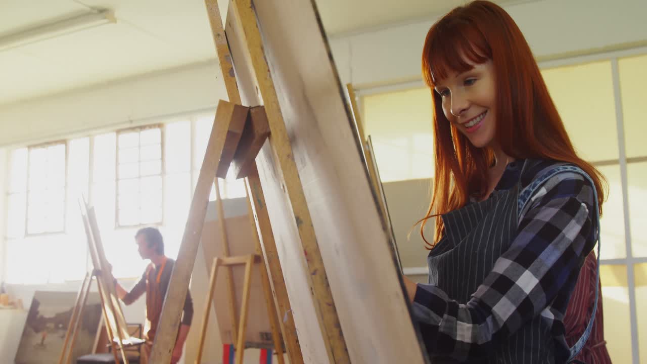 캔버스 4k 에 스케치 를 그리는 여자