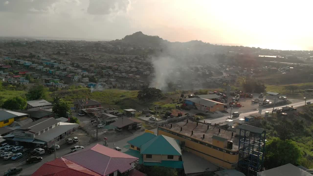 humo y fuego en una vista panorámica de la colina de san fernando, trinidad y tobago en el caribe usando dji mavic air