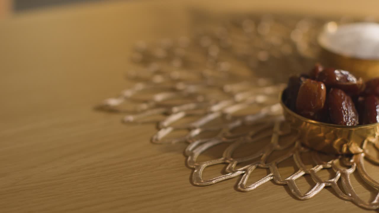 primer plano de un plato de dátiles sobre la mesa en una casa musulmana celebrando el eid 2