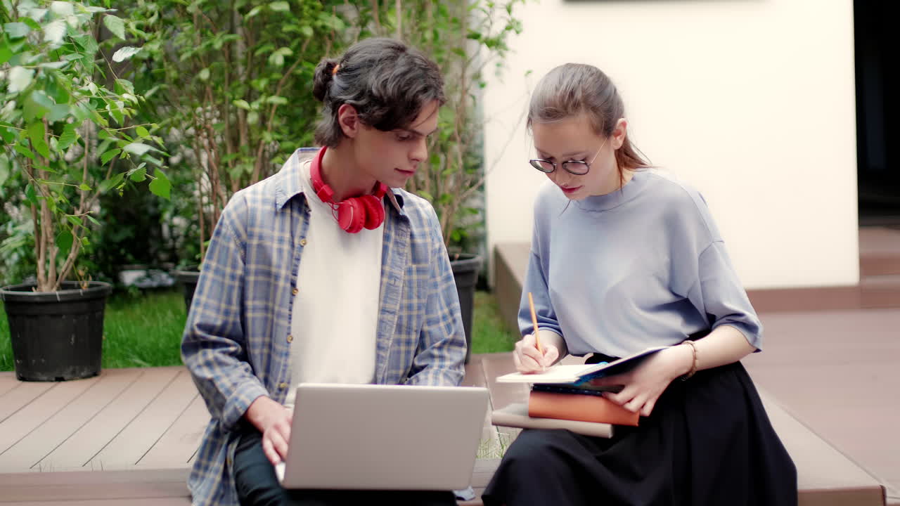 dos amigos cuidadosos en el campus de la universidad.