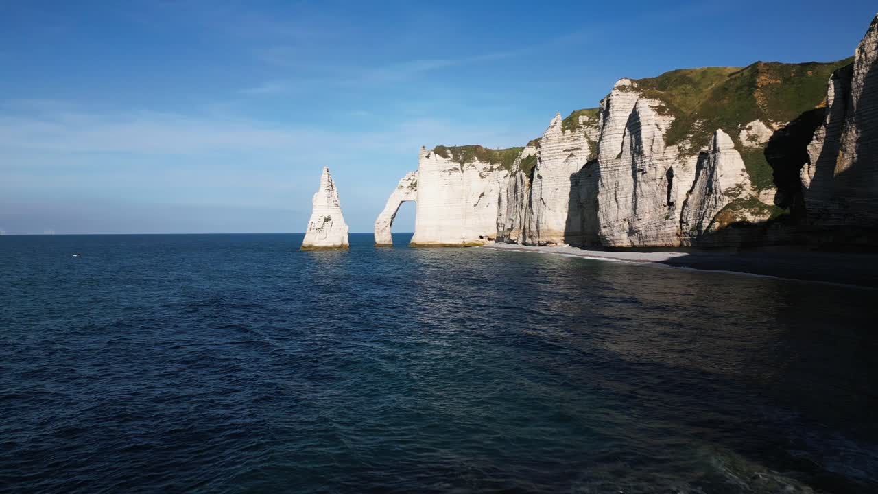 volando a lo largo de la costa con hermosos acantilados de tiza, océano atlántico, dron, francia, etretat