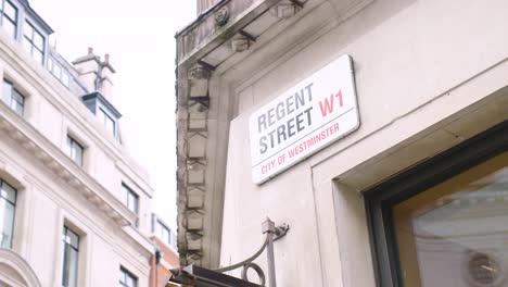 El-Cartel-De-Regent-Street-Cuelga-Sobre-La-Concurrida-Calle-Comercial-De-Londres