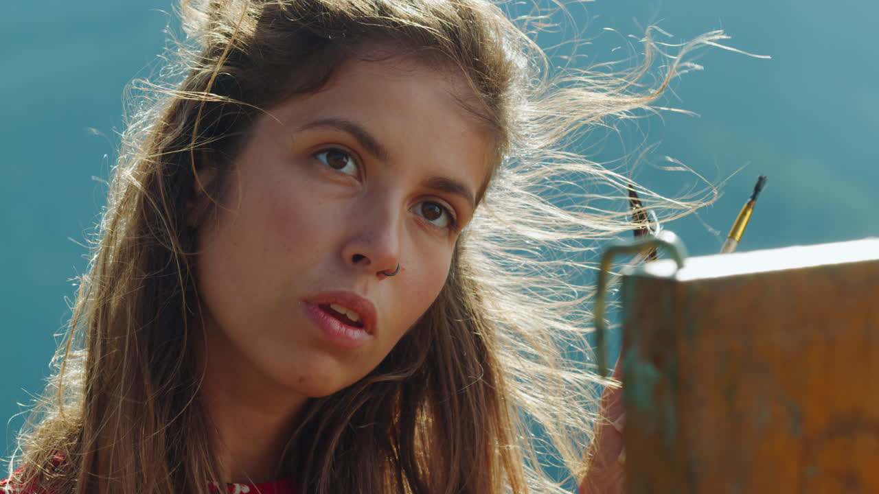 영감을 받은 화가  ⁇ 셀 클로즈업 그림. 창의적인 소녀 여름에 자연을 그림