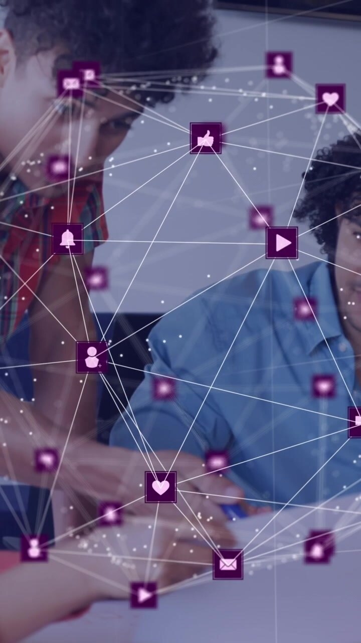 Animación de iconos conectados formando un globo sobre compañeros de trabajo diversos compartiendo ideas en la oficina