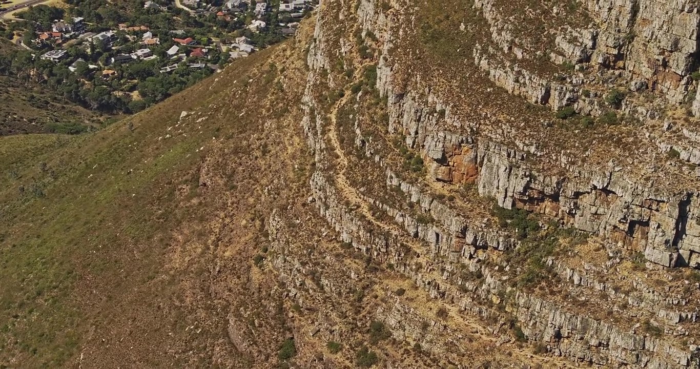 Città del Capo, Sudafrica - Sorvolo aereo v35 con teleobiettivo a volo d'uccello intorno al sentiero di Lion's Head sopra Signal Hill e Camps Bay - Ripreso con Mavic 3 Pro Cine - 11 gennaio 2024