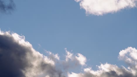 Timelapse-shot-of-fast-moving-clouds