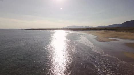 Imágenes-Aéreas-De-Una-Rara-Playa-De-Arena-Dorada-Y-Olas-Tranquilas-Durante-El-Verano-Soleado-En-La-Península-De-Snaefellsness,-Islandia