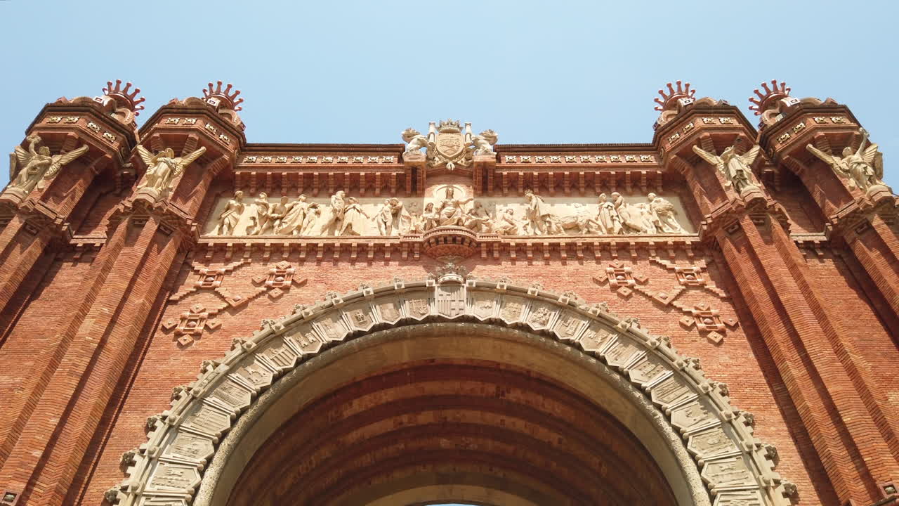 Primer plano de la parte superior del Arco de Triunfo de Barcelona, España