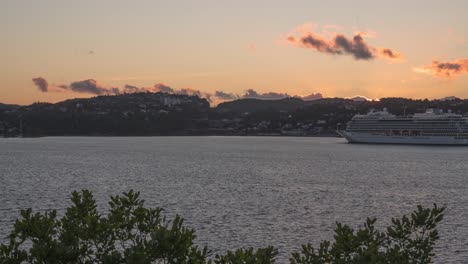 Lapso-De-Tiempo-De-Un-Barco-En-Una-Puesta-De-Sol-En-Kristiansand,-Noruega