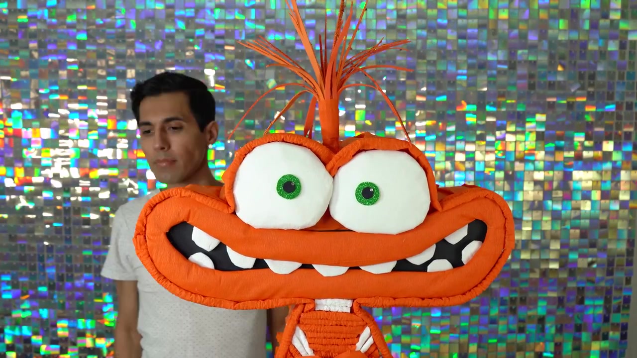 Hombre haciendo un personaje de piñata naranja, timelapse de artesanías tradicionales mexicanas