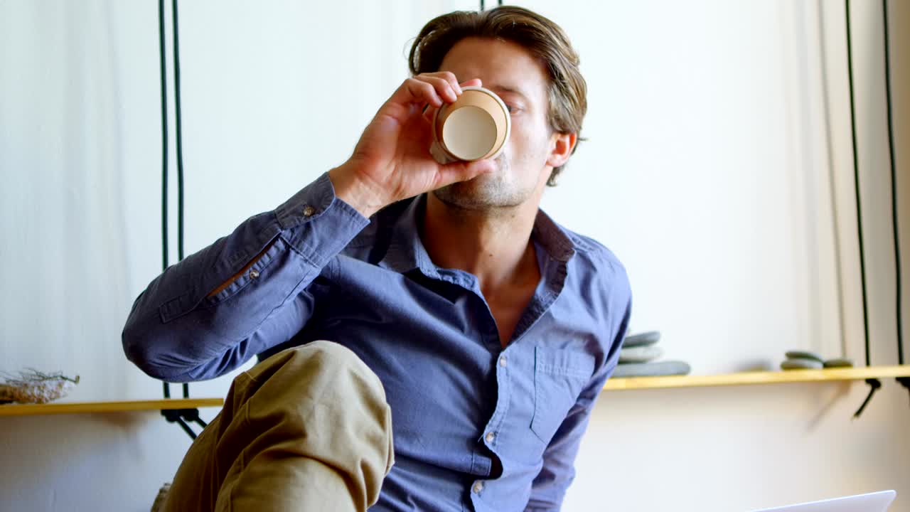 hombre tomando café en casa 4k