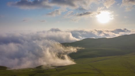 drone hyperlapse van wolken die over bergvallei kruipen bij zonsondergang in tkhilvana, georgia