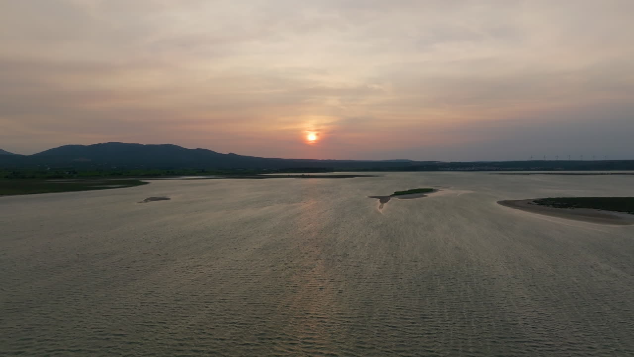 조용한 물 위에서 조용한 해가 지는 것