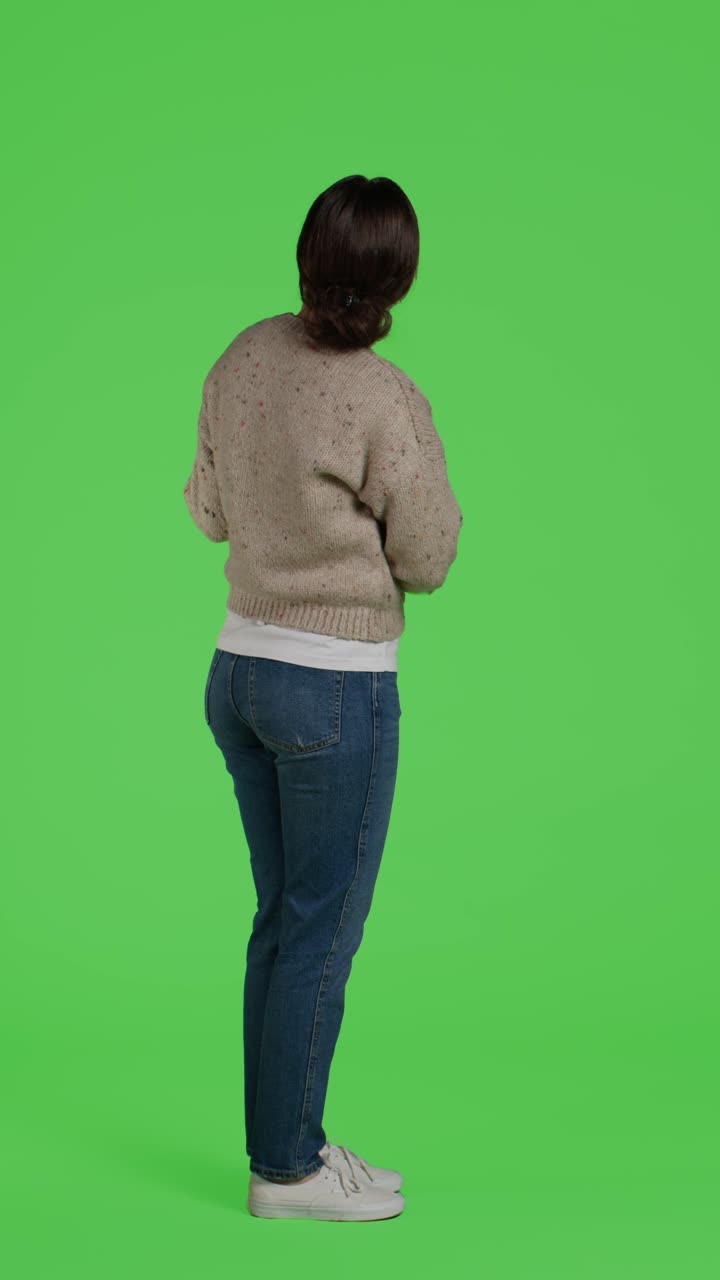Video verticale: profilo di una donna allegra che indica l'icona di una pubblicità sulla fotocamera