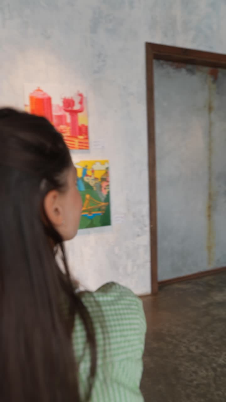 mujer viendo arte en una galería de arte