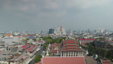 toma de paisaje urbano de 4k de una vista panorámica de bangkok, tailandia en un día soleado, desde la parte superior del templo del monte dorado