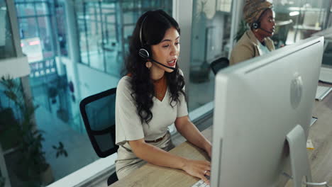 representantes de servicio al cliente que trabajan en oficinas modernas