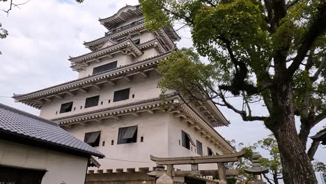 Blick-über-Laternen-Und-Den-Turm-Der-Burg-Imabari