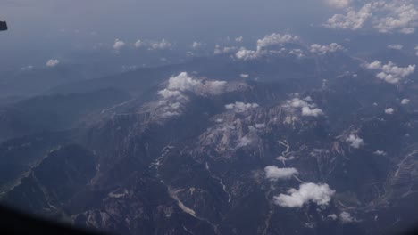 Schöne-Aufnahme-Einer-Bergkette-Aus-Dem-Flugzeugfenster