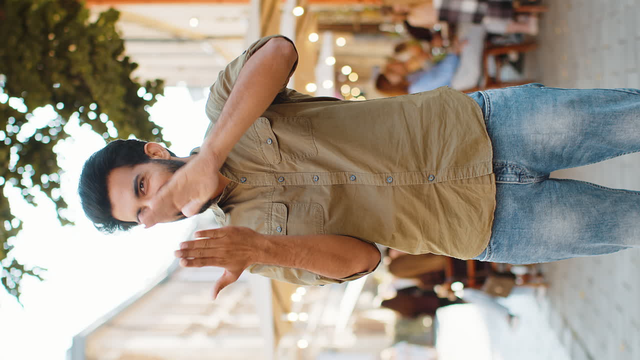 도시 거리에서 행복한 남자