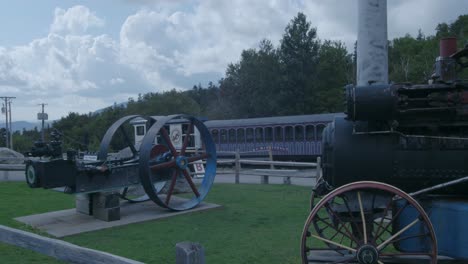 Ein-Dampfzug-Sitzt-Neben-Den-Gleisen-Vor-Den-Gleisen,-Während-Die-Kamera-Am-Fuße-Des-Mount-Washington-Schwenkt