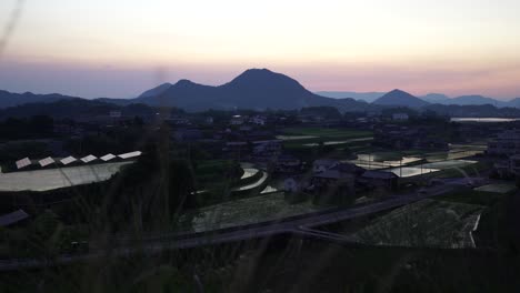 Campos-De-Arroz-De-Japón-Durante-La-Toma-De-Cardán-Al-Atardecer