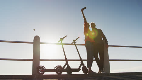 una pareja de mayores tomando una foto a lo largo de la playa.