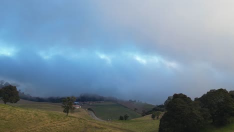 Drohnenaufnahme-über-Der-Landschaft-Costa-Ricas-An-Einem-Bewölkten-Tag