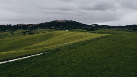 Toma-Aérea-Baja-Volando-Sobre-Tierras-De-Cultivo-Remotas-De-Italia.