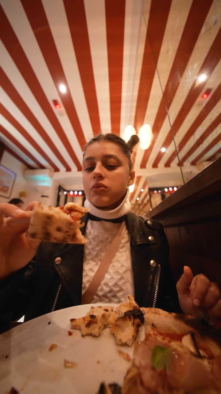 Donna che mangia la pizza al ristorante