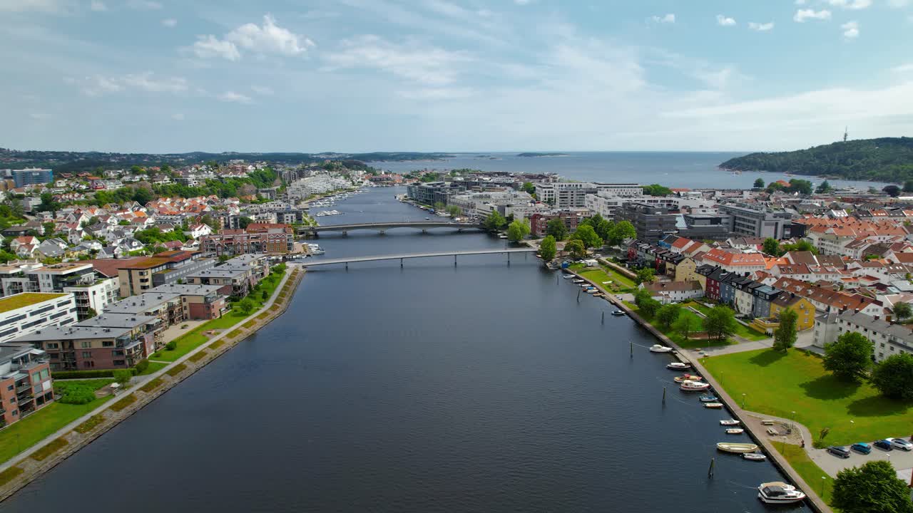 toma panorámica del centro de la ciudad de kristiansand, antiguas casas blancas y líneas de carreteras limpias