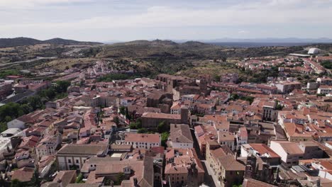 estableciendo una toma a través del denso paisaje urbano, aero. plasencia, españa