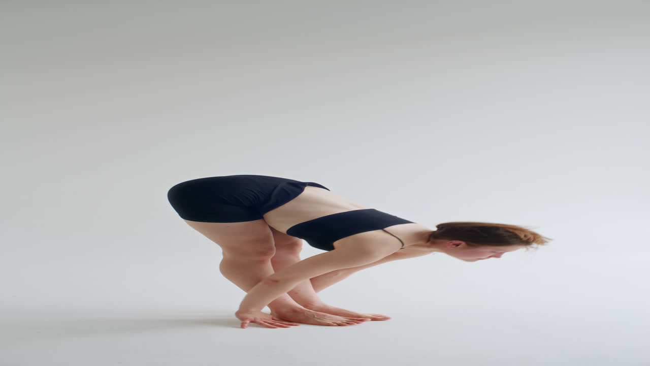 Junge Frau in Vorbeuge-Pose während einer Yoga-Übung