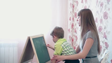 Mutter-Hilft-Sohn,-Die-Sonne-An-Die-Tafel-Zu-Zeichnen