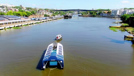 interceptor 004 navegando por el rio ozama, preparándose para sus tareas de recolección de basura