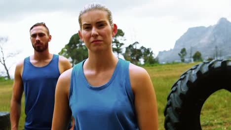 pareja haciendo ejercicio en el campamento de bood