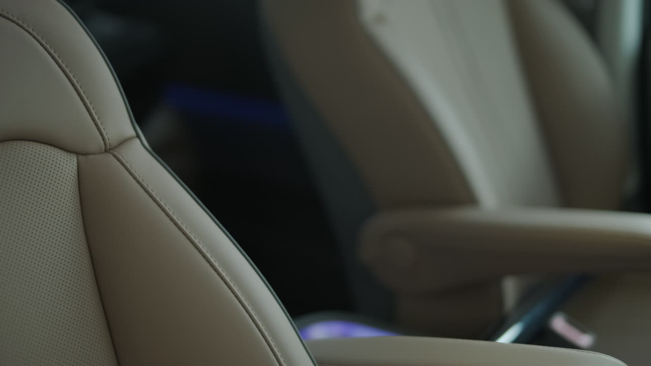 Крупный план бежевого кожаного салона автомобиля