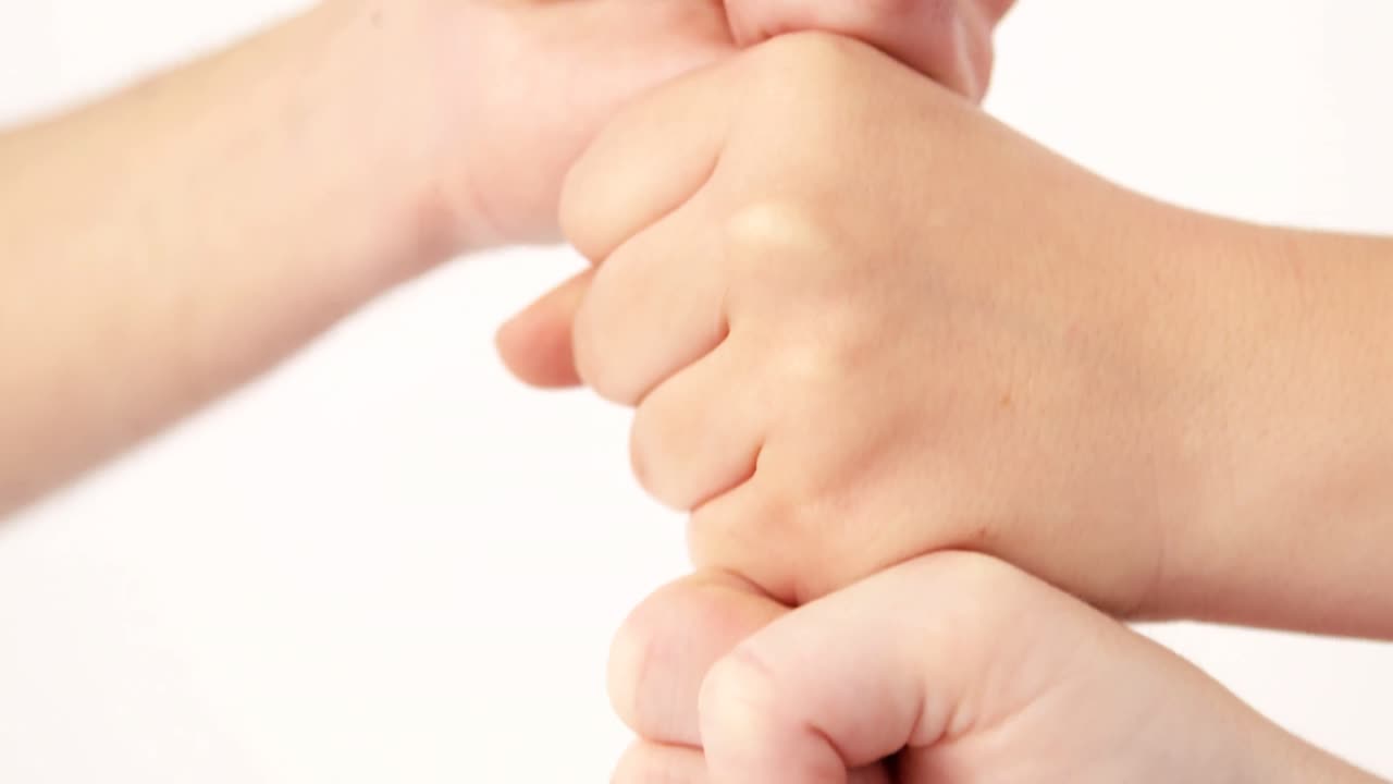 사람들은 그들의 주먹을 탑으로 쌓고 있습니다.