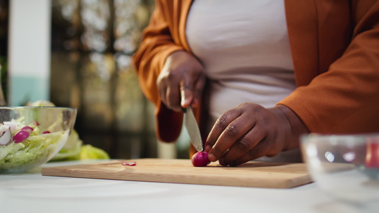Close up of food influencer doing meal prep for a salad bowl