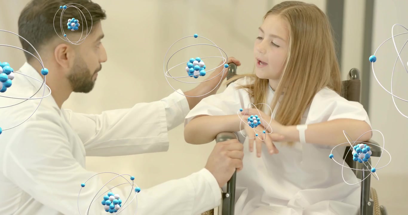 Medico che avvia una dimostrazione per il paziente nel corridoio dell'ospedale, mostrando modelli atomici animati per spiegare il trattamento.