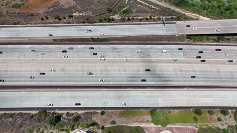vista aérea de la intersección y el cruce de la autopista, la autopista interestatal 5 de san diego