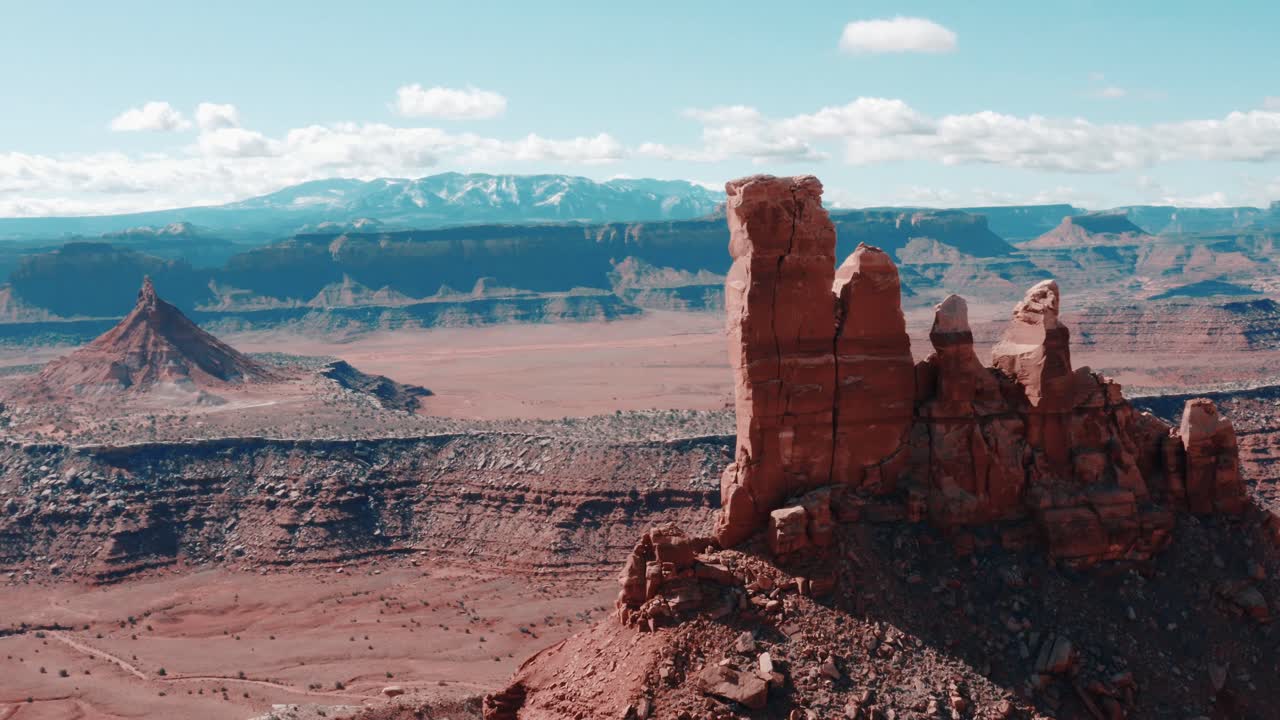 Veduta aerea con drone delle Six Shooter Peaks nella regione di Indian Creek del Bears Ears National Monument, Utah