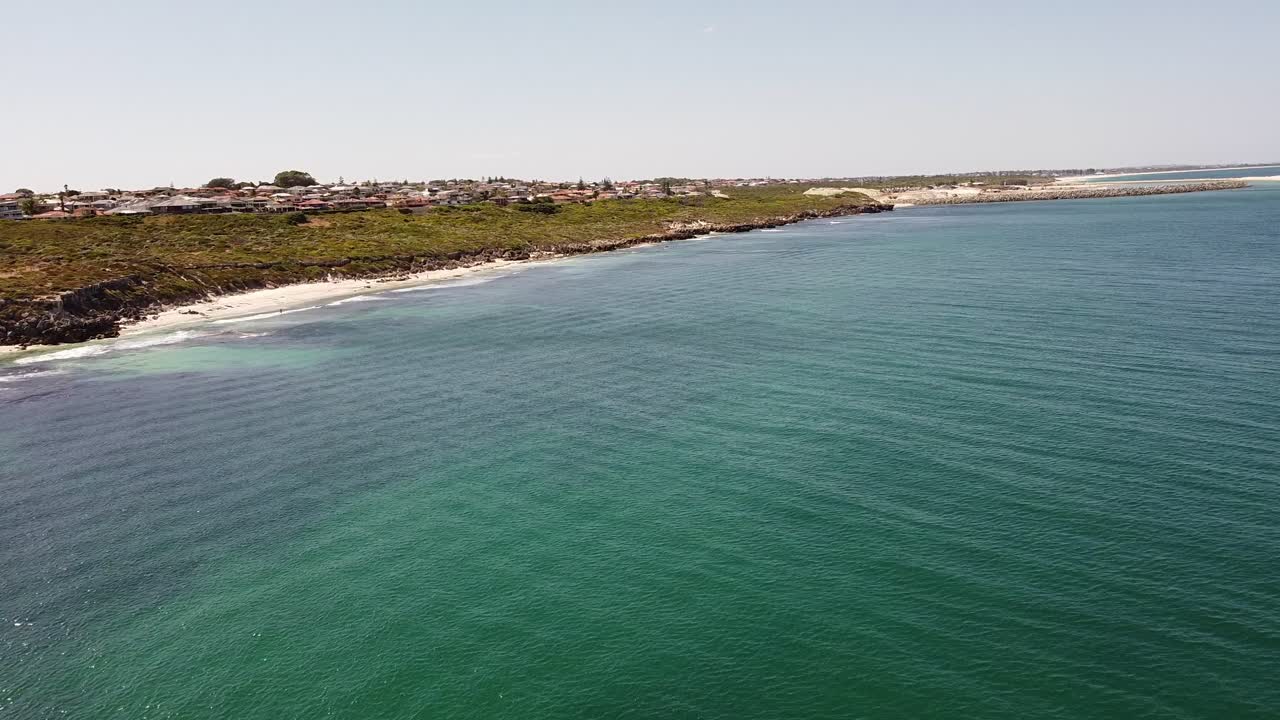 Sopra il mare con spiaggia di sabbia bianca in lontananza a Ocean Reef, Australia
