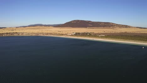 vista aérea de drones de las aguas azules prístinas de la bahía de coffin, australia del sur