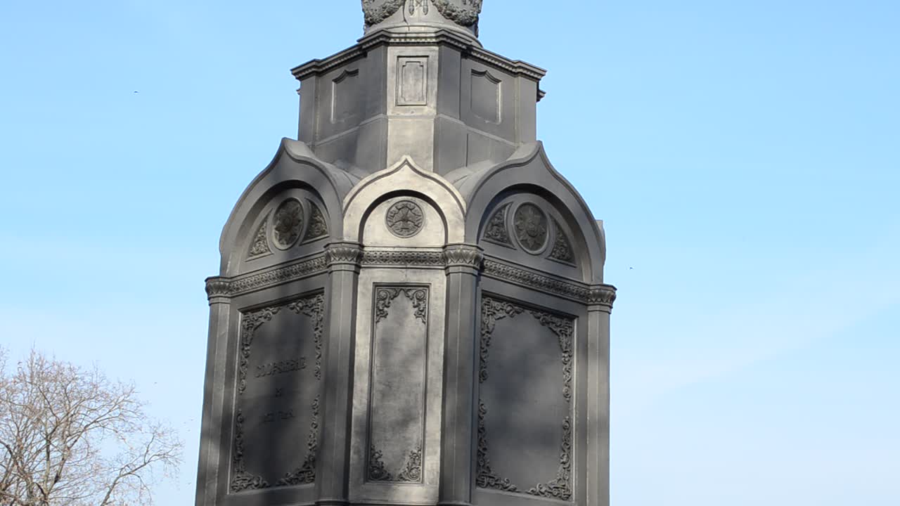 Monumento a Vladimir il Grande. Monumento a Vladimir il Grande, situato su una Vladimirskaya Gorka, è un parco e il Dnepr a Kiev, Ucraina