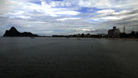 Blick-Auf-Die-Bucht-Und-Die-Wolken-Vom-Strand-In-Thailand