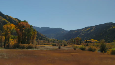 Rugiente-Tenedor-Valle-Del-Río-Estrella-Del-Norte-Reserva-Natural-Independencia-Pase-Diablos-Ponchera-Colorado-Verano-Otoño-Aéreo-Zumbido-Cinematográfico-álamo-Temblón-Masa-De-Nieve-Ashcroft-Cielo-Azul-Prados-Movimiento-Hacia-Adelante